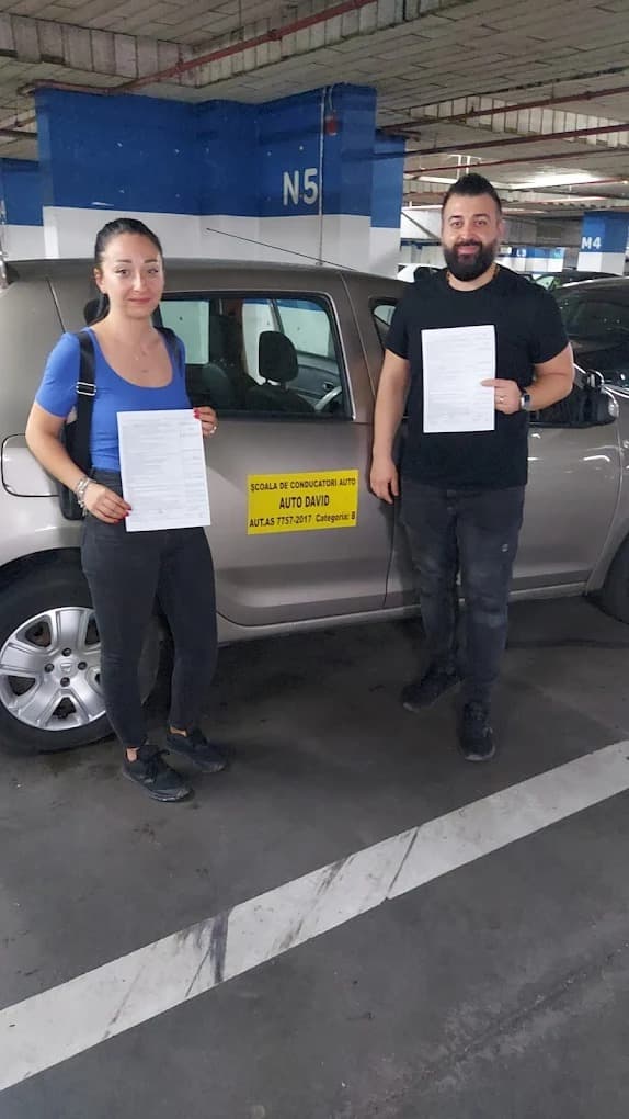 Instructor Auto David cu cursant după examen — parcare școală