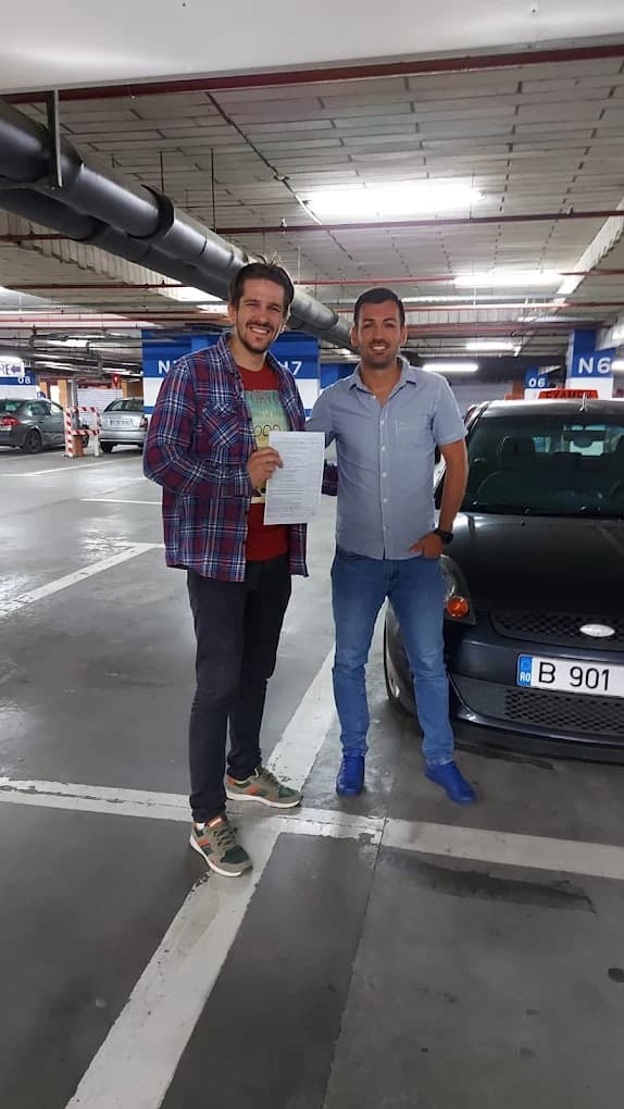 Instructor Auto David și cursant în parcarea școlii de șoferi