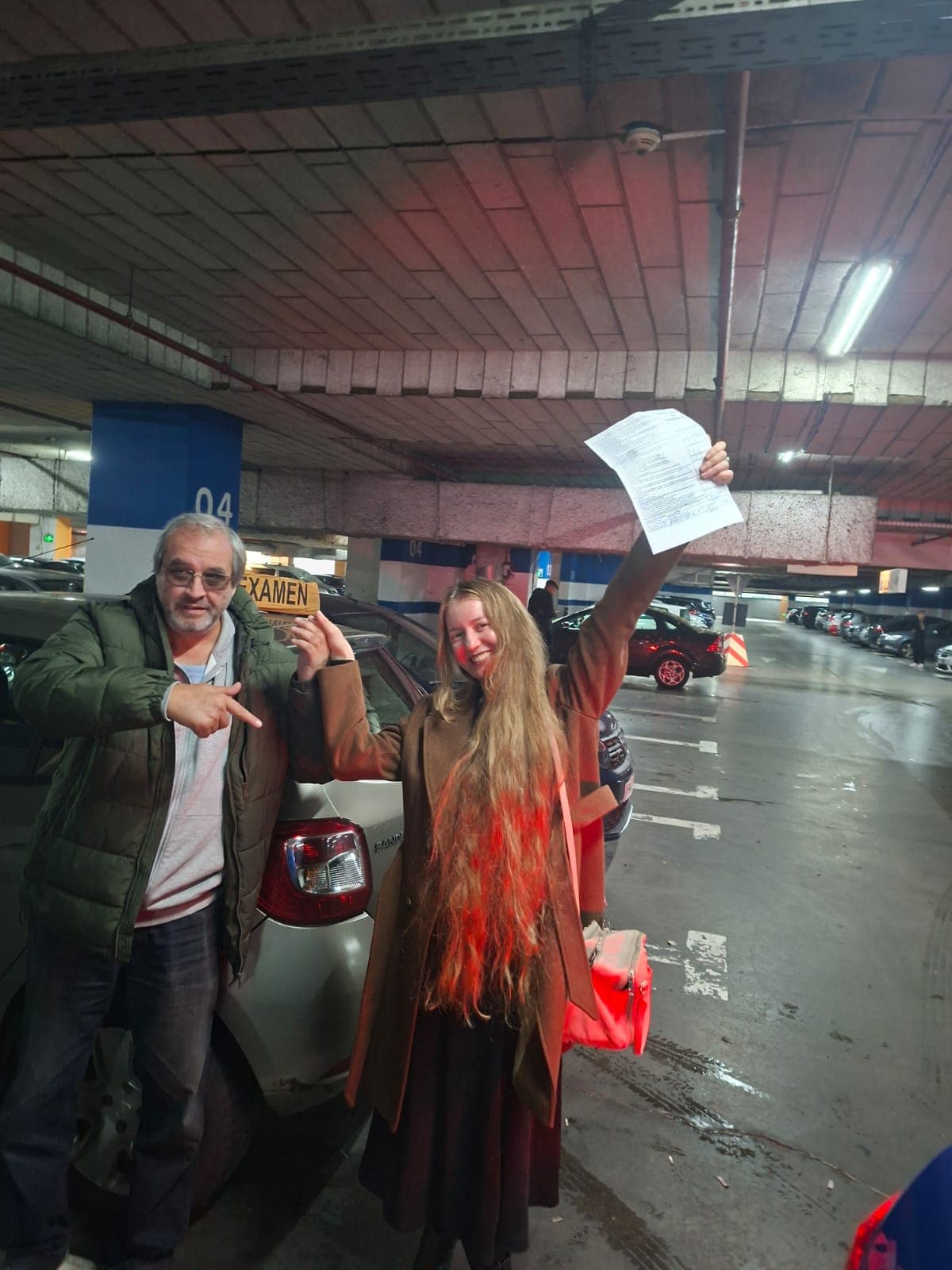 Instructor Auto David și cursantă după promovarea examenului auto